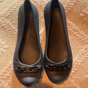 CROCS black ballet flats with rounded toe-cute chain link detail